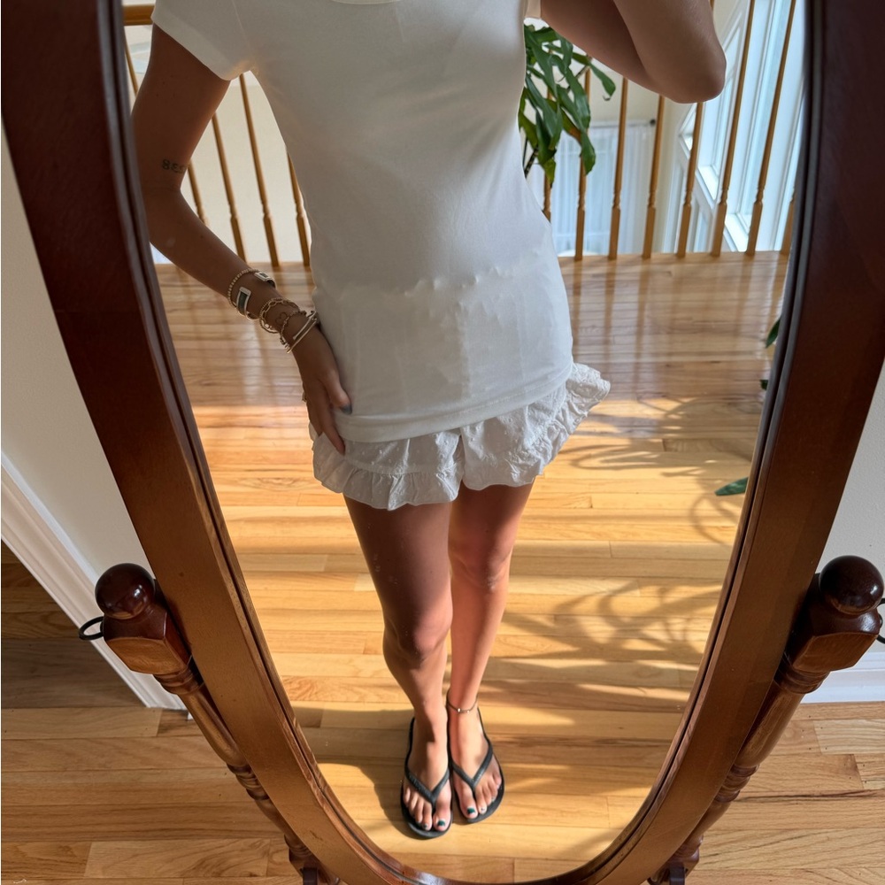 Banana Republic basic white tee! - Picture 2 of 4